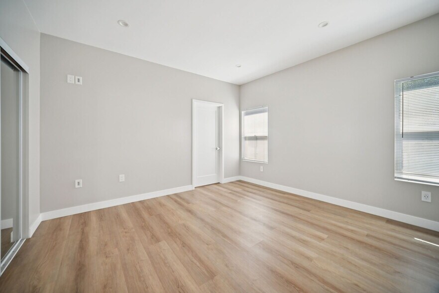 Building Photo - 8436 Oakdale Ave