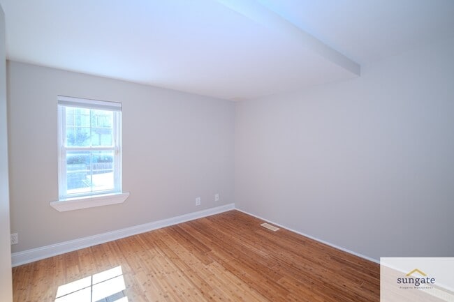 Building Photo - 313 S Madeira St