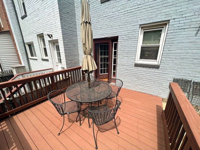 Building Photo - Charming 2 Bed 2 Bath Brick Townhome With A Fully Fenced Yard In Beautiful Foxcroft Heights