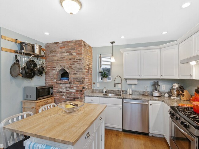 Primary Photo - 20 Allston St
