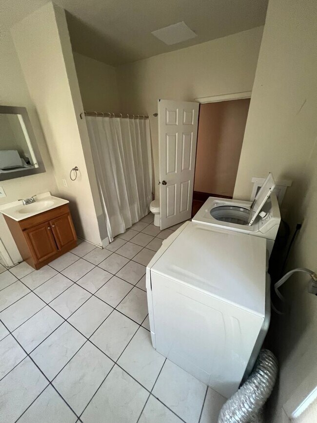 Building Photo - Large 4 bedroom house east of campus for A...