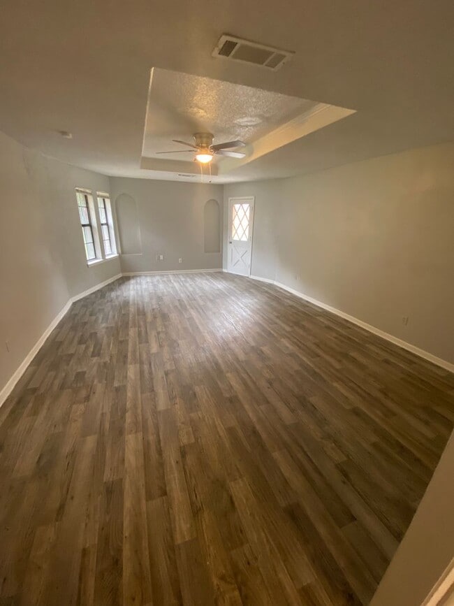 Building Photo - Blend of comfort and convenience