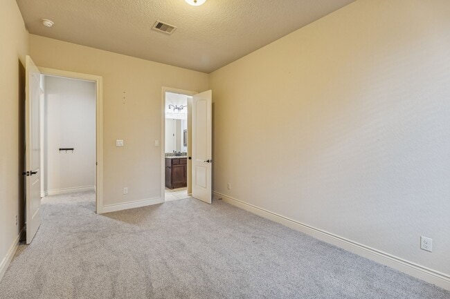 Building Photo - 944 Wilderness Oaks