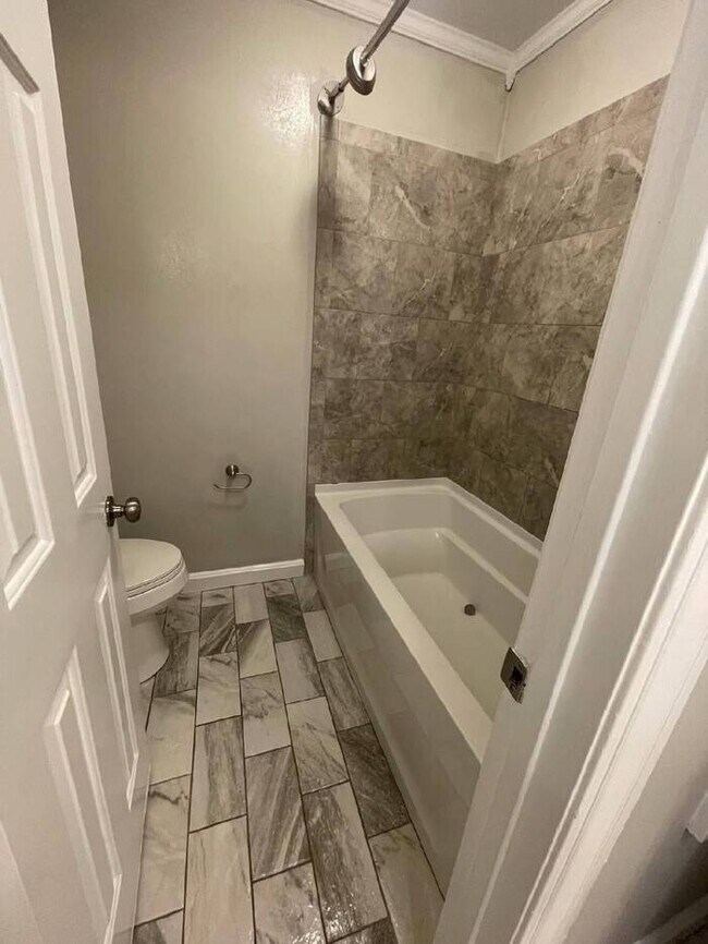 Building Photo - 4 Bedrooms 3 bath