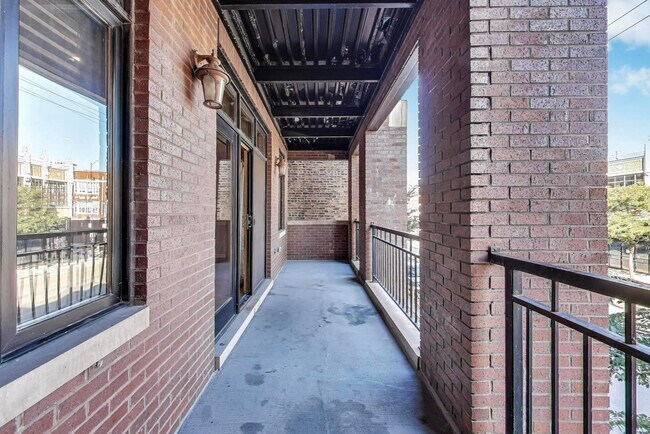 Building Photo - 1419 W Chicago Ave