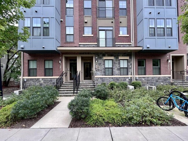 Primary Photo - 818 Fern Pl NW
