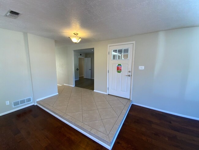 Building Photo - 4 Bedroom with Office Single Story Home Av...