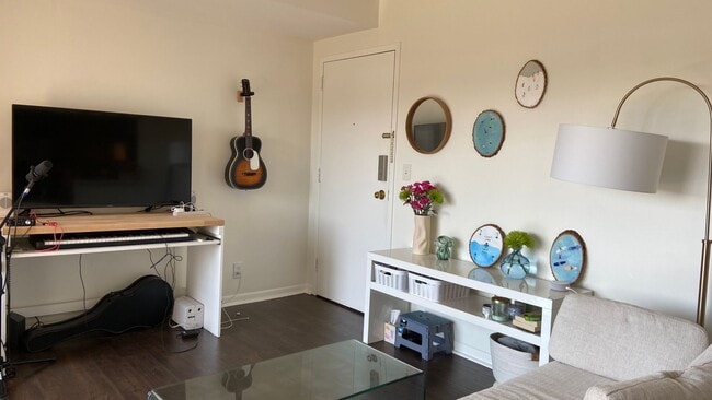 Building Photo - GREAT DEAL FOR SHORT TERM LEASE. AVAILABLE NOW - AUGUST 2026. $1395  FURNISHED INCLUDING UTILITIE...