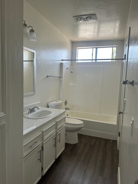 Building Photo - 800 E Bobier Dr