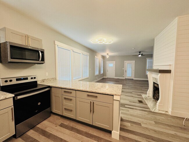 Building Photo - RATE DROP ALERT! (was $2600/month)