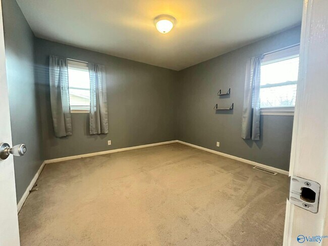 Building Photo - 2209 Viscount Dr NW