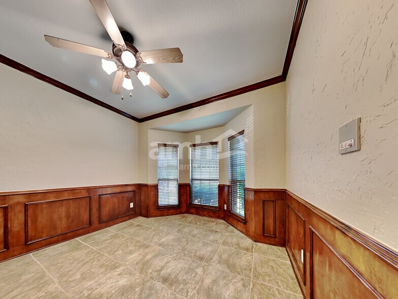 Building Photo - 404 Roundrock Ln