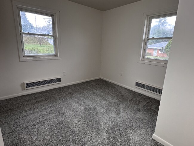 Building Photo - 33 Grandview Dr