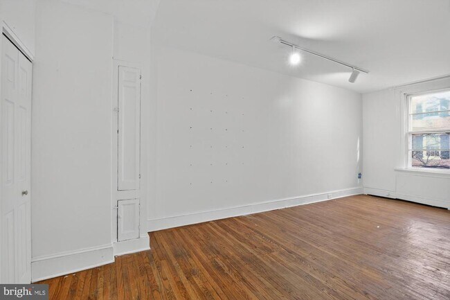 Primary Photo - 258 S 9th St