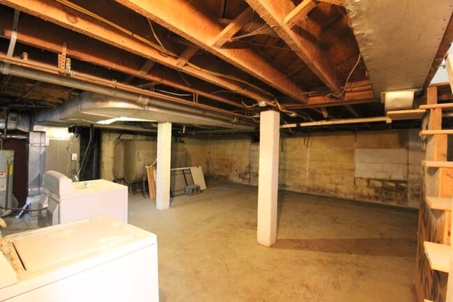 Building Photo - 805 S High St