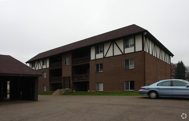 Building Photo - Villa West