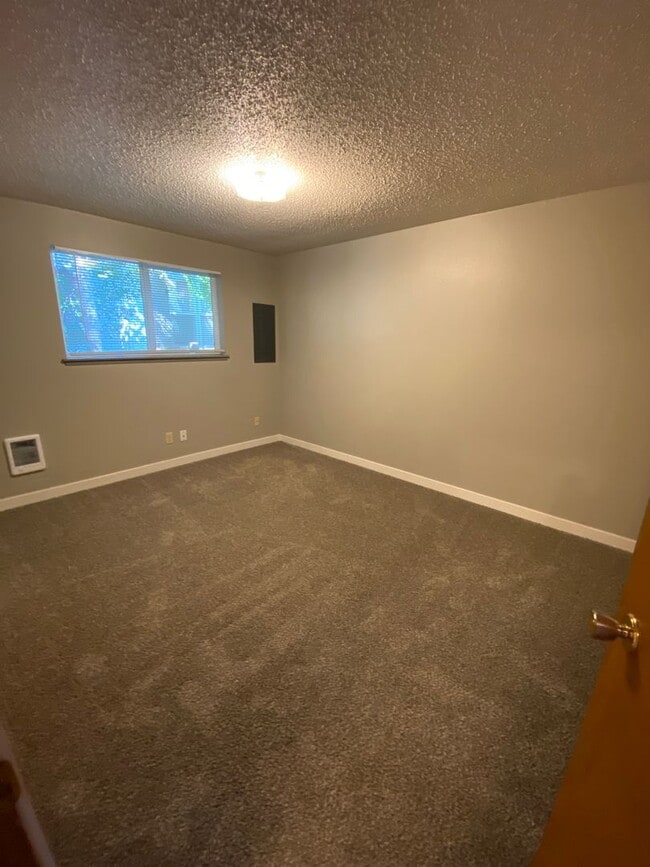 Building Photo - YAK017