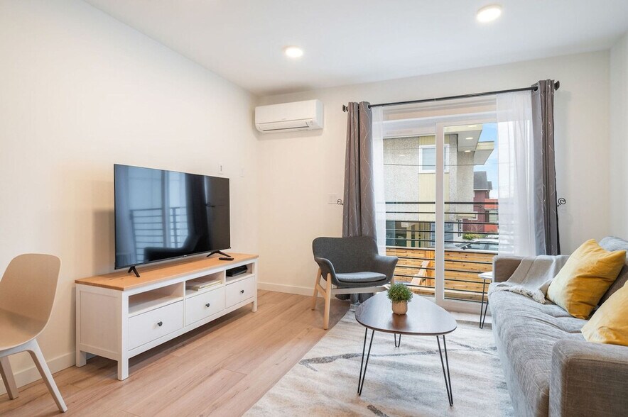 Building Photo - 4322 Winslow Pl N