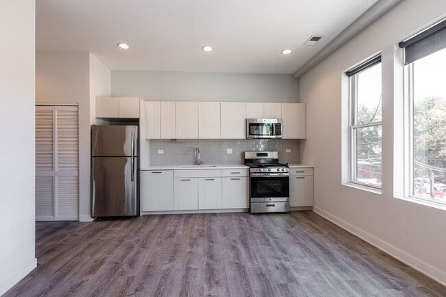 Building Photo - 2247 W Lawrence Ave