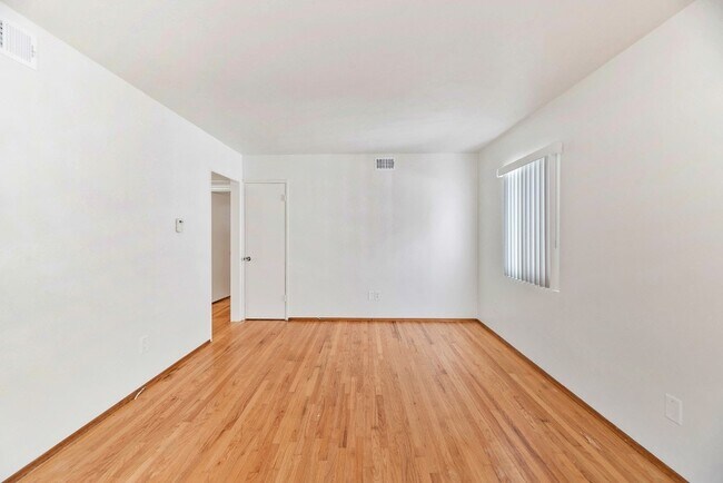 Building Photo - 4342 Iowa St