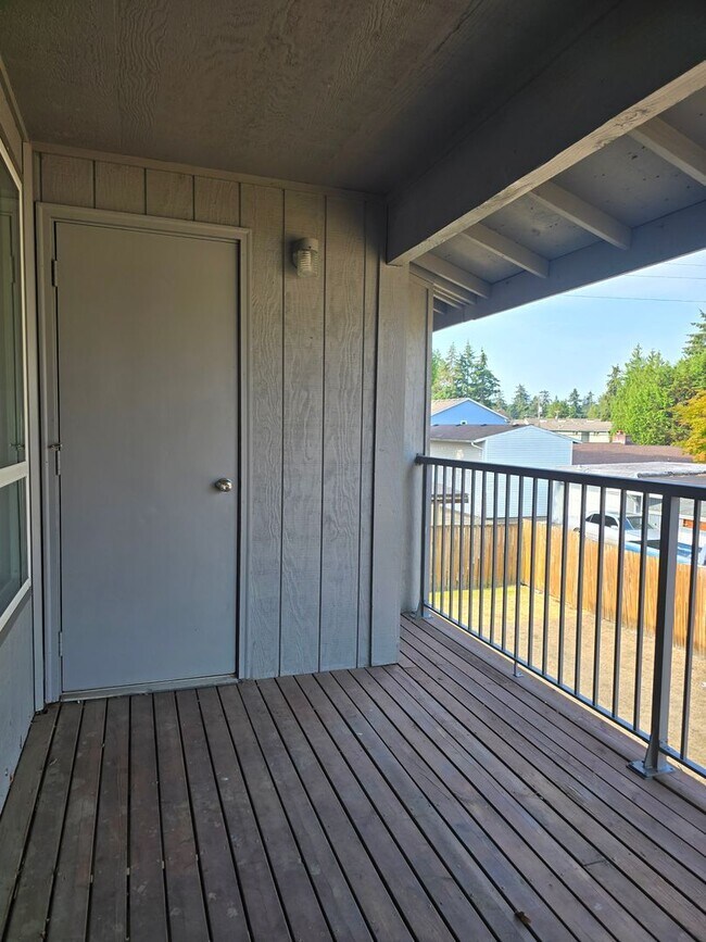 Building Photo - Upper Floor 2 Bedroom with Carport