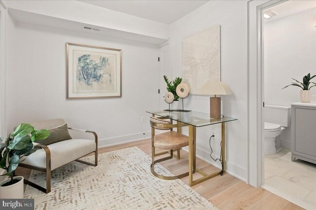 Building Photo - 909 N Irving St