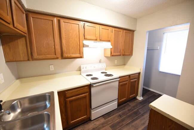 Building Photo - Spacious 2 story town home with fenced yard!