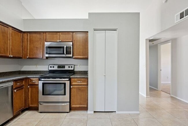 Building Photo - Three bedroom, two bath home!