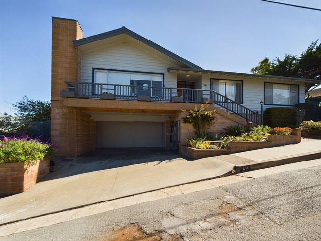 Building Photo - Beautifully remodeled studio downtown PG