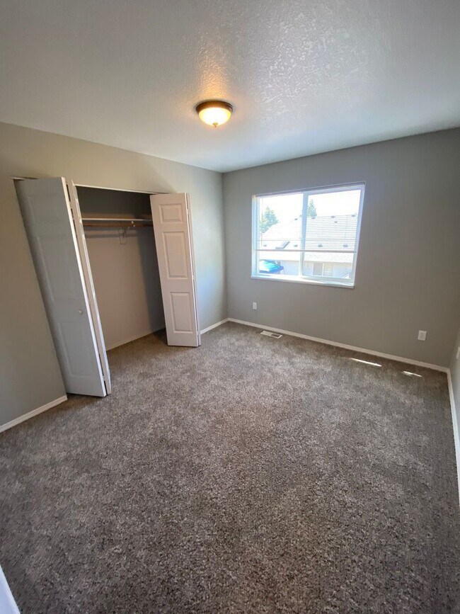 Building Photo - 4310 Sacramento Ct NE