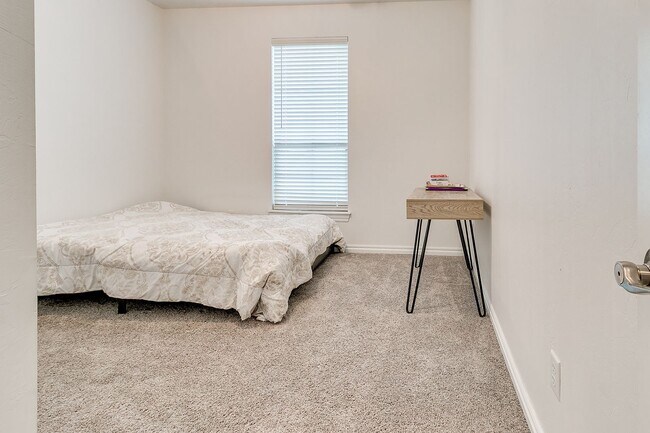 Building Photo - 3 Bed, 2 Bath Home with Bonus Office and  ...