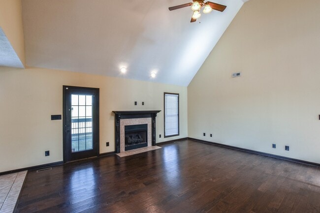 Building Photo - Pet Friendly with No Backyard Neighbors!