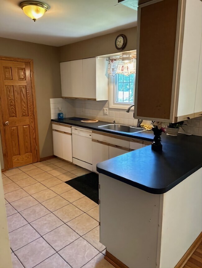 Building Photo - 1842 Gentian Dr SE