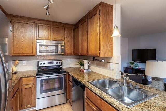Building Photo - End unit in quiet Campbell location!