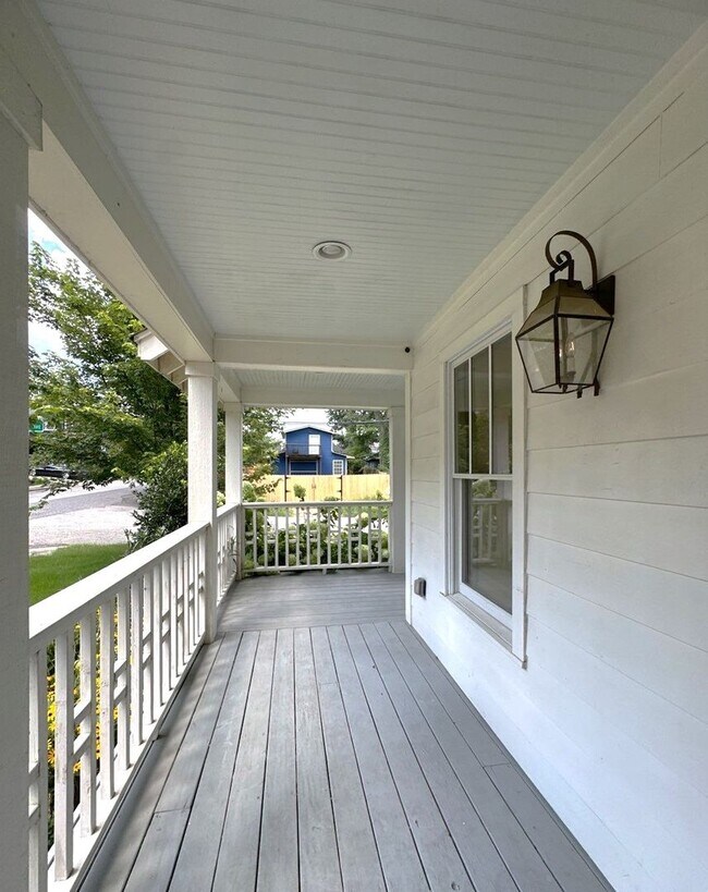 Building Photo - Gorgeous 3 Bedroom Cottage Style Home
