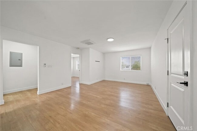 Building Photo - 961 W 21st St