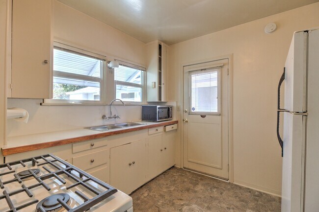 Building Photo - MOVE IN SPECIAL! 1320 1/2 E. Colton Ave. Cozy 1 bedroom, 1 bathroom Redlands Cottage!