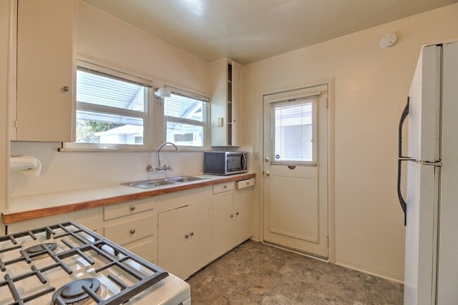 Building Photo - PRICE REDUCTION & MOVE IN SPECIAL! 1320 1/2 E. Colton Ave. Cozy 1 bedroom, 1 bathroom Redlands Co...