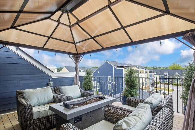 Building Photo - End Unit Townhome with many Upgrades - Downtown Wake Forest!