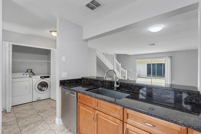 Building Photo - Beautiful 2/2.5 Townhome Near Downtown and...