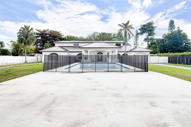 Building Photo - 425 SW 129th Ave