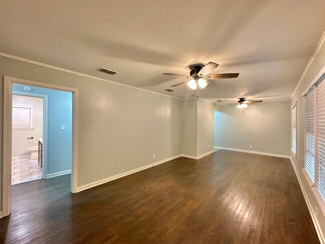 Building Photo - Updated 3-Bedroom Home Near TJC & Medical District!
