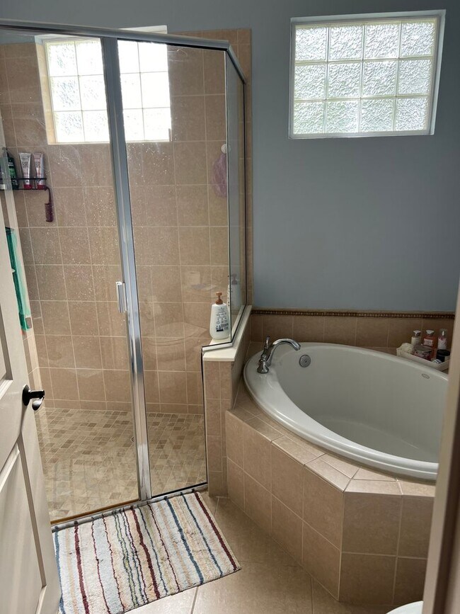 Building Photo - 2 Bed 2.5 Bath