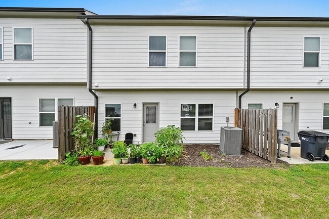 Building Photo - 1102 Lossie Ln