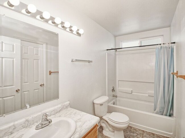Building Photo - Charming 3 Bed, 2 Bath Townhome in Orchard...