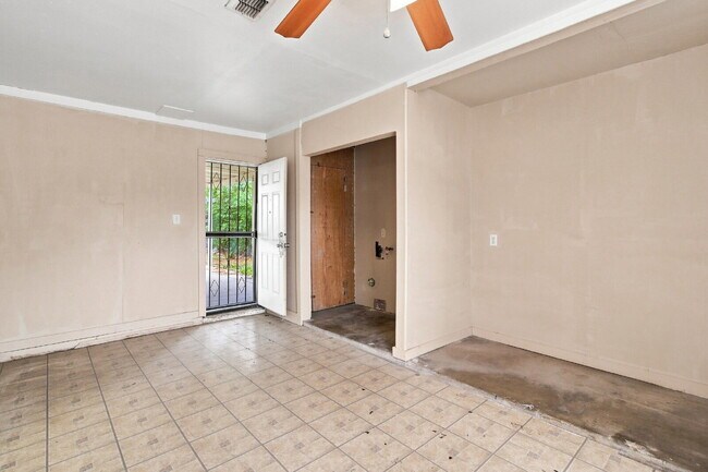 Building Photo - Updated 2 Bedroom Home with Bonus Room and Covered Patio