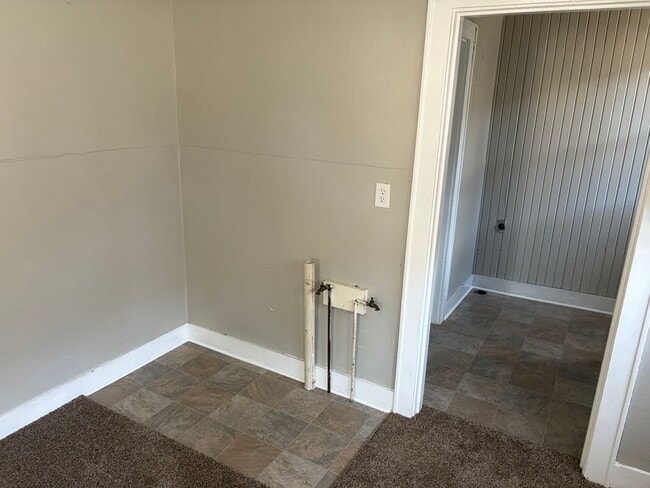 Building Photo - Beautiful 1 Bedroom Highland Duplex with bonus flex room!