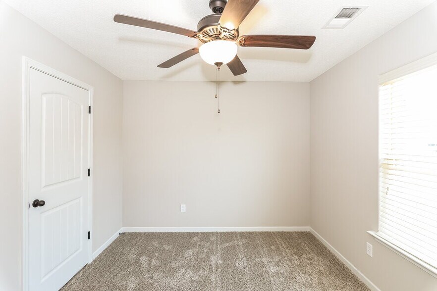 Building Photo - 1087 Darren Cir E