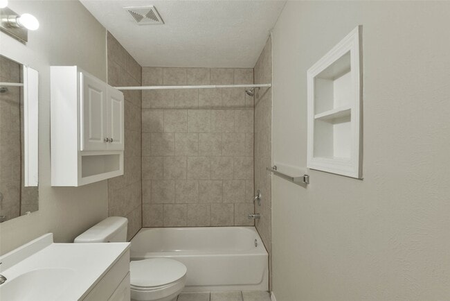 Building Photo - 28302 Doverbrook Dr