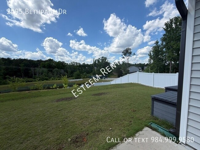 Building Photo - 2095 Bethpage Dr